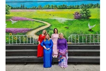 Des enseignantes russes venues de différentes villes se réunissent à Hanoï pour prendre des belles photos en « áo dài » traditionnel vietnamien. Photo : thoidai.vn