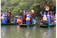 La représentation du chant alterné "Quan ho" lors du festival de Tràng An à Ninh Binh attire de nombreux touristes. Photo : NDEL.