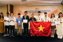 Les élèves vietnamiens remportent 1 médaille d'argent et 1 médaille de bronze lors du Concours international de recherche pour jeunes scientifiques. Photo : giaoducthoidai.vn