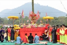 Le rite de remerciement au Ciel et à la Terre lors de la fête de "Lông tông". Photo : VNA.