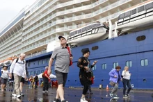 Des croisiéristes étrangers débarquent à Hue. Photo: baovanhoa.vn