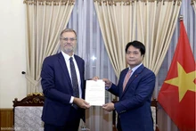 L’ambassadeur Nguyên Viêt Dung (à droite) et l'ambassadeur de France, Olivier Brochet (à gauche). Photo : baoquocte.vn