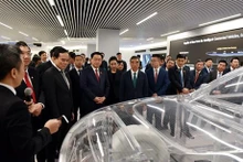 Le Président de l'Assemblée nationale, Vuong Dinh Huê, et la délégation vietnamienne au centre de recherche et développement du groupe Huawei. Photo: VNA