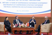 L’ancien président de la VUFO Vu Xuân Hông (2e à partir de la droite), s'exprime lors de la conférence. Photo : thoidai.com.vn
