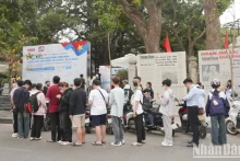 Les visiteurs attendent pour découvrir l’exposition interactive célébrant les 50 ans de la Libération du Sud et de la Réunification nationale, organisée par le Journal Nhân Dân. Photo : nhandan.vn