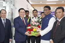 Cérémonie d'accueil du président de l'Assemblée nationale (AN) vietnamienne Vuong Dinh Huê à l'aéroport international Hazrat Shahjalal. Photo : VNA.