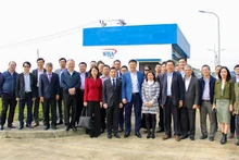Une délégation de chefs de missions diplomatiques vietnamiennes à l'étranger visite des parcs industriels à Nghê An. Photo : baoquocte.vn