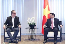 Le Premier ministre vietnamien, Pham Minh Chinh (à droite), rencontre le président du Parti du Travail de Belgique, Raoul Hedebou. Photo : VNA.