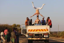 Quôc Co - Quôc Nghiêp exécutent un numéro du cirque sur une voiture d’un habitant local. Photo : CVN/VNA.