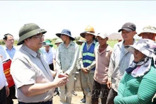 Le Premier ministre Pham Minh Chinh inspecte les travaux de prévention et de lutte contre la sécheresse à Ninh Thuân. Photo: VNA