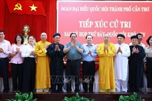 Le Premier ministre Pham Minh Chinh (centre) lors de la rencontre avec les électeurs de l’arrondissement de Thôt Nôt, ville de Cân Tho. Photo: VNA