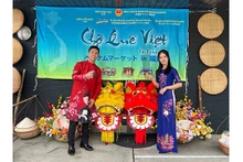 Le président de l'Association des Vietnamiens à Fukuoka, Nguyên Duy Anh, (à gauche) lors de l'événement. Photo: baoquocte.vn 