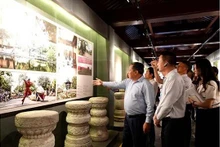 Le patrimoine de Hanoi est présenté lors de l'exposition. Photo : baoquocte.vn