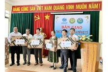Remise des matériels médicaux au service des tâches d’élaboration de rapports et de statistiques médicales. Photo: thoidai.com.vn