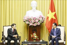 Le Président Vo Van Thuong (droite) reçoit le gouverneur de la préfecture japonaise de Fukuoka, Hattori Seitaro. Photo : VNA