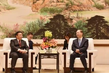 Le membre du Bureau Politique, directeur de l’Académie nationale de politique Hô Chi Minh (HCMA) et président du Conseil central de la théorie, Nguyên Xuân Thang (à gauche) avec Huang Kunming, membre du Politburo et secrétaire du Comité du Parti du Guangdong. Photo: VNA