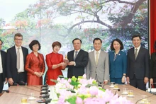Le secrétaire du Comité du Parti de Hanoi et membre du Bureau politique, Dinh Tiên Dung (5e de gauche à droite) et a présidente de l’Assemblée générale de l’UNESCO, Simona-Mirela Miculescu (4e de gauche à droite). Photo : kinhtedothi.vn