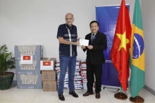 L'ambassadeur du Vietnam au Brésil, Bui Van Nghi, présente des produits de première nécessité au Service des Affaires étrangères de la région spéciale de la capitale Brasilia (Serinter). Photo : Ambassade du Vietnam au Brésil 