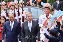 Le Président vietnamien, Nguyen Xuan Phuc (gauche), et le secrétaire général des Nations Unies, António Guterres, lors de la cérémonie d'accueil. Photo: VNA