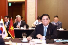 Le Premier ministre Pham Minh Chinh prend un déjeuner-débat avec des experts et des scientifiques sud-coréens dans le domaine des semi-conducteurs et de l'intelligence artificielle. Photo : VNA.