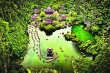 Le site du patrimoine culturel et naturel mondial Tràng An dans la province de Ninh Binh (au Nord-Est du Vietnam) est une perle verte entre le ciel et la terre, captivant l'année dernière des millions de touristes nationaux et internationaux. Photo : NDEL.