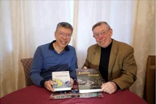 Viktor Alekseevich Petrov (à droite) partage les souvenirs de l'ancien chef de la délégation de négociation Nguyên Thi Binh. Photo : VNA.