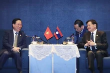 Le Président vietnamien, Vo Van Thuong (à gauche) rencontre le Secrétaire général du Parti populaire révolutionnaire du Laos (PPRL) et Président lao, Thongloun Sisoulith. Photo : VNA.