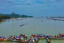 Le festival des courses de bateaux Tinh Long. Photo : kinhtedothi.vn