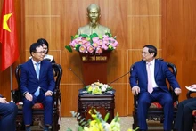 Le Premier ministre Pham Minh Chinh (droite) a rencontré à Bac Ninh le directeur général de Samsung Vietnam, Choi Joo Ho. Photo : VNA