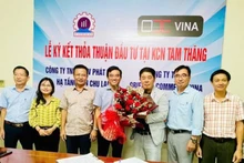 La cérémonie de signature d'un mémorandum d’accord pour un investissement dans la zone industrielle de Tam Thang avec la société sud-coréenne Oriental Commerce Vina. Photo : baodautu.vn
