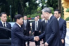 Le Président To Lam (droite) accueille le Secrétaire général et Président du Laos Thongloun Sisoulith à Hanoï, dans l'après-midi du 25 juillet 2024. Photo : VNA.