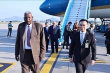 La délégation cubaine a été accueillie à l'aéroport international de Noi Bai par Vu Hai Hà, président de la Commission des relations extérieures de l'AN et Orlando Nicolás Hernández Guillén, ambassadeur de Cuba au Vietnam. Photo : VNA.