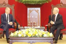 Le Secrétaire général du PCV, Nguyên Phu Trong (à droite), et le chancelier allemand Olaf Scholz. Photo : VNA.