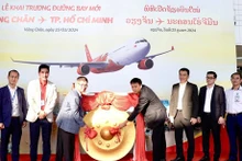 Bounteng Symoon, directeur général adjoint de l'administration de l'aviation civile du Laos, et Nguyên Thanh Son, vice-président de Vietjet, et les délégués organisent la cérémonie de lancement de la nouvelle route à l'aéroport de Wattay à Vientiane. Photo : Vietjet.
