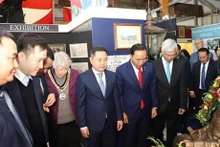 L'ambassade du Vietnam au Royaume-Uni et les délégations vietnamiennes ont visité et déposé des fleurs au mémorial du Président Hô Chi Minh sur le quai ouest du port de Newhaven. Photo : VNA