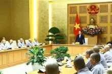 Le Vice-PM Trân Luu Quang rencontre des représentantes de la Sangha bouddhiste du Vietnam. Photo : VNA