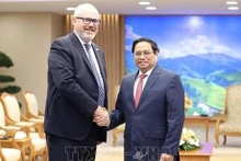 Le Premier ministre Pham Minh Chinh (droite) et le sénateur australien Tim Ayres, le 17 octobre à Hanoï. Photo : VNA