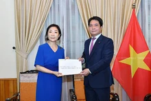 L'ambassadeur Nguyên Viêt Dung, directeur du Département du Protocole d’État (à droite) et la nouvelle ambassadrice de la République de Corée au Vietnam, Oh Youngju (à gauche). Photo: baoquocte.vn