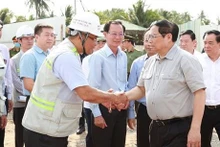 Le Premier ministre Pham Minh Chinh sur le chantier de construction du pont Rach Miêu 2. Photo : VNA.
