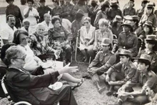 La rencontre de Mme Nguyên Thi Dinh avec les soldats du Régiment d'artillerie anti-aérienne de Cuba. Photo : VNA.