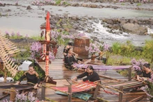 Une représentation du métier de tissage. Les brocatelles du Tây Nguyên sont confectionnées avec l’habileté des tisserandes. Photo : VNA.