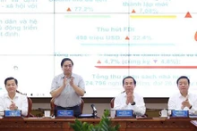 Le Premier ministre Pham Minh Chinh (debout) lors de la séance de travail. Photo : VNA.