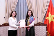 La directrice par intérim du Département du Protocole d'État, Phan Kiêu Nga (à droite) et l'ambassadrice désignée de Colombie au Vietnam, Camila María Polo Floréz (à gauche). Photo : baoquocte.vn