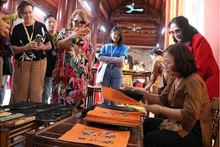 Les artistes nationaux et étrangers découvrent l'art des estampes populaires de Dông Hô. Photo: : baoquangninh.com.vn