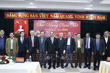 Le Président Nguyên Xuân Phuc pose avec des dirigeants retraités de plusieurs villes et provinces du Centre. Photo : VNA