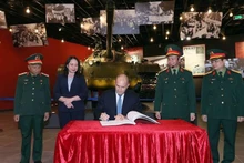 Le président bulgare écrit dans le livre d'or du Musée d'histoire militaire du Vietnam.