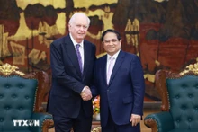 Le Premier ministre Pham Minh Chinh (à droite) et le professeur Thomas Vallely, conseiller principal sur le Vietnam à l’Institut de l’Asie du Sud-Est de l’université Columbia (États-Unis). Photo : VNA.