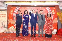 Le consul général Pham Binh Dàm et les délégués lors du Têt communautaire de l'année du Dragon 2024. Photo : baoquocte.vn