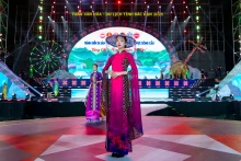 Un modèle de la collection de brocarts des ethnies minoritaires: Photo : La créatrice de mode Vu Thao Giang.