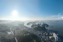 La vue panoramique du centre de la ville d’Ha Long, une zone urbaine classée au patrimoine naturel mondial, qui est également le centre sociopolitique de la province de Quang Ninh. Photo : vnexpress.net